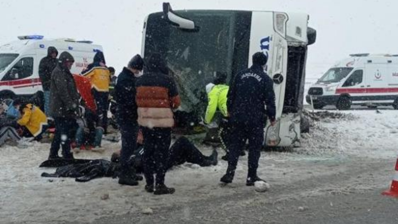 Yozgat'ta otobüs devrildi: 1 ölü, 5'i ağır 34 yaralı